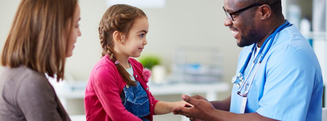Frau und Kind beim Arzt