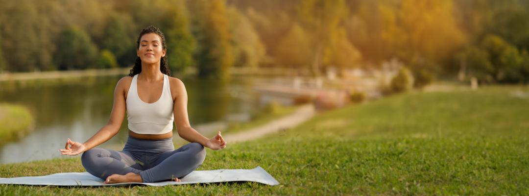 Mehr luft Frau meditiert im Park