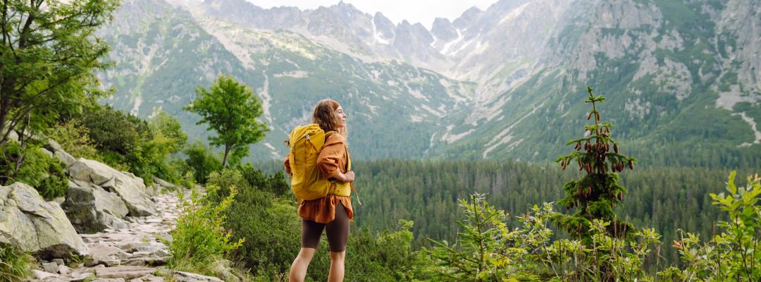 frau wandert im sommer