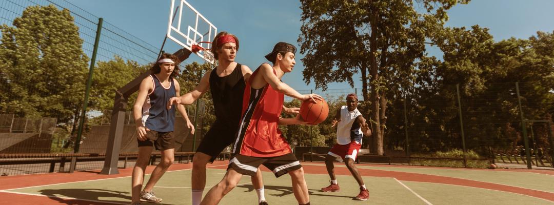 männer spielen Basketball