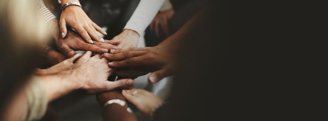 Verschiedene Hände in Einheit. Multirassische Gruppe, die Teamarbeit zeigt. Hände in der Zusammenarbeit, die Vielfalt und Integration symbolisieren. Einheit und Vielfalt im Team. Professionelles Geschäftsimage.