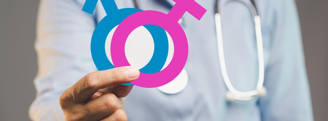 Nahaufnahme eines Arztes in einem blauen Hemd mit rosa und blauen Geschlechtersymbolen, die Gesundheitsbewusstsein, Geschlechtsidentität, Gleichberechtigung und Betreuung in medizinischen und Wellness-Umgebungen repräsentieren.