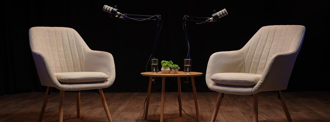 Unterhaltungen in einem gemütlichen Podcast-Studio mit erfahrenen Einflussnehmern