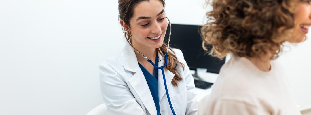 Ärztin behandelt Patientin mit Atemwegserkrankungen