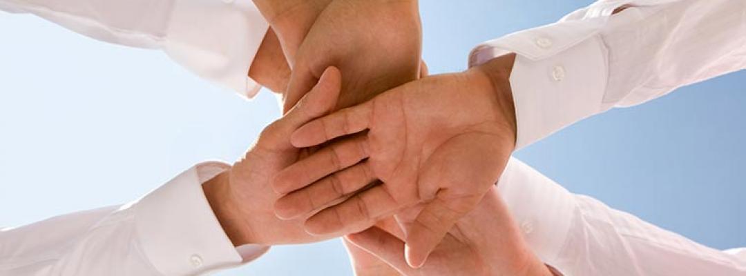 Menschen reichen sich die Haende