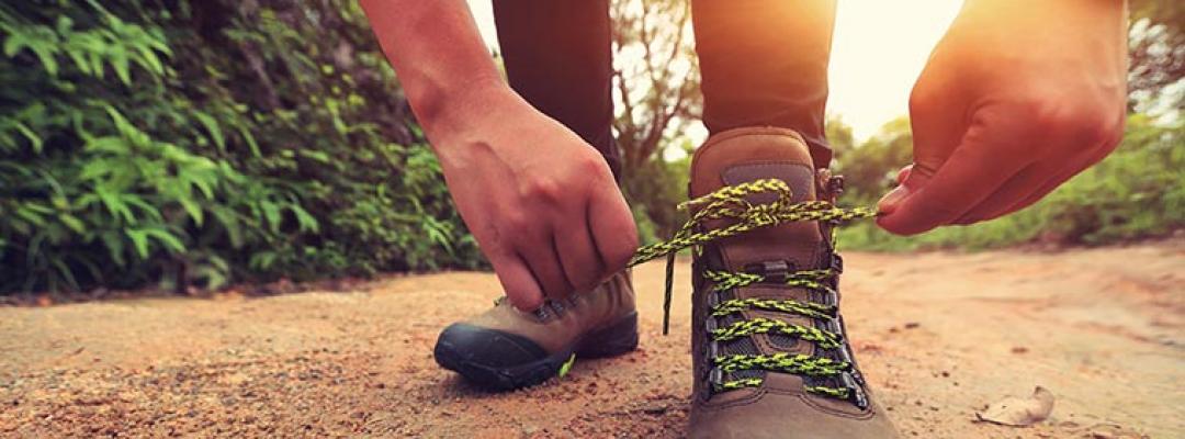 Frau bindet Wanderschuhe