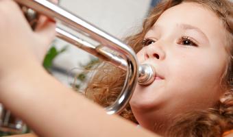 Blasinstrument spielen