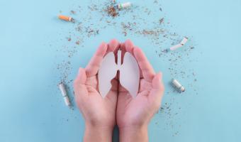 lunge in der hand - weltnichtrauchertag