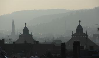 Stadt bewölkt mit Feinstaub