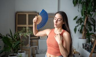 Frau benutzt Fecher an einem warmen Sommertag