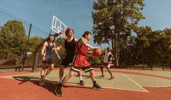 männer spielen Basketball