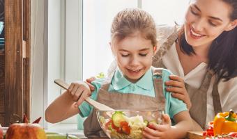 Gesundes Essen zu Hause. Fröhliche Familie in der Küche