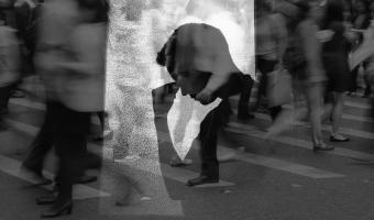 Junge Menschen, die an Depressionen leiden, und soziale Ängste