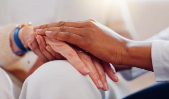 Senior Patient, Händchenhalten oder Beratung einer Krankenschwester für Unterstützung oder Empathie für die medizinische Hilfe. Nahaufnahme, Psychologie oder ältere Person in Beratung mit ruhiger Betreuung in Pflegeheim für Therapie