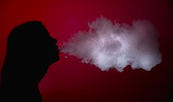 frau bläst Rauch aus