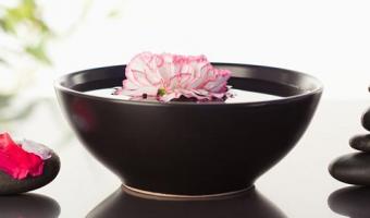 wasserschale mit bluete