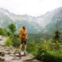 frau wandert im sommer