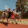 männer spielen Basketball