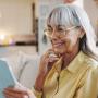 ältere Dame liest am Ipad
